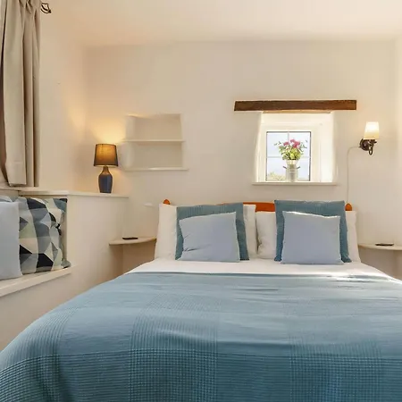2 Bed In Wadebridge 87231 *